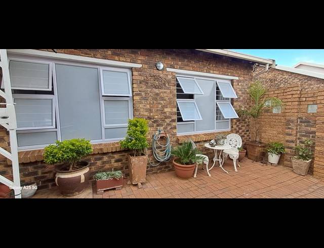 2 BEDROOM HOUSE FOR SALE IN NOORDHEUWEL